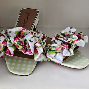 *NEW IN BOX* Betsey Johnson Alivia slides